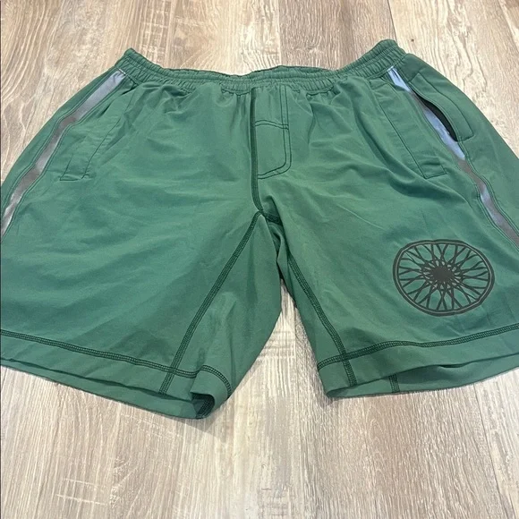 Lululemon Green Men's Athletic Shorts Size Large - Picture 1 of 11